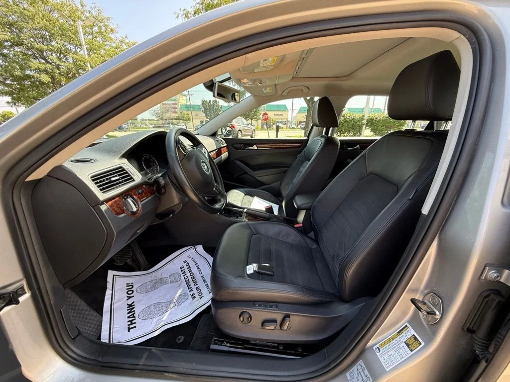 Used 2012 Gray Volkswagen V6 SEL Premium image 11