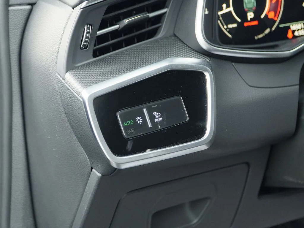 Used 2025  Audi 4.0T image 30