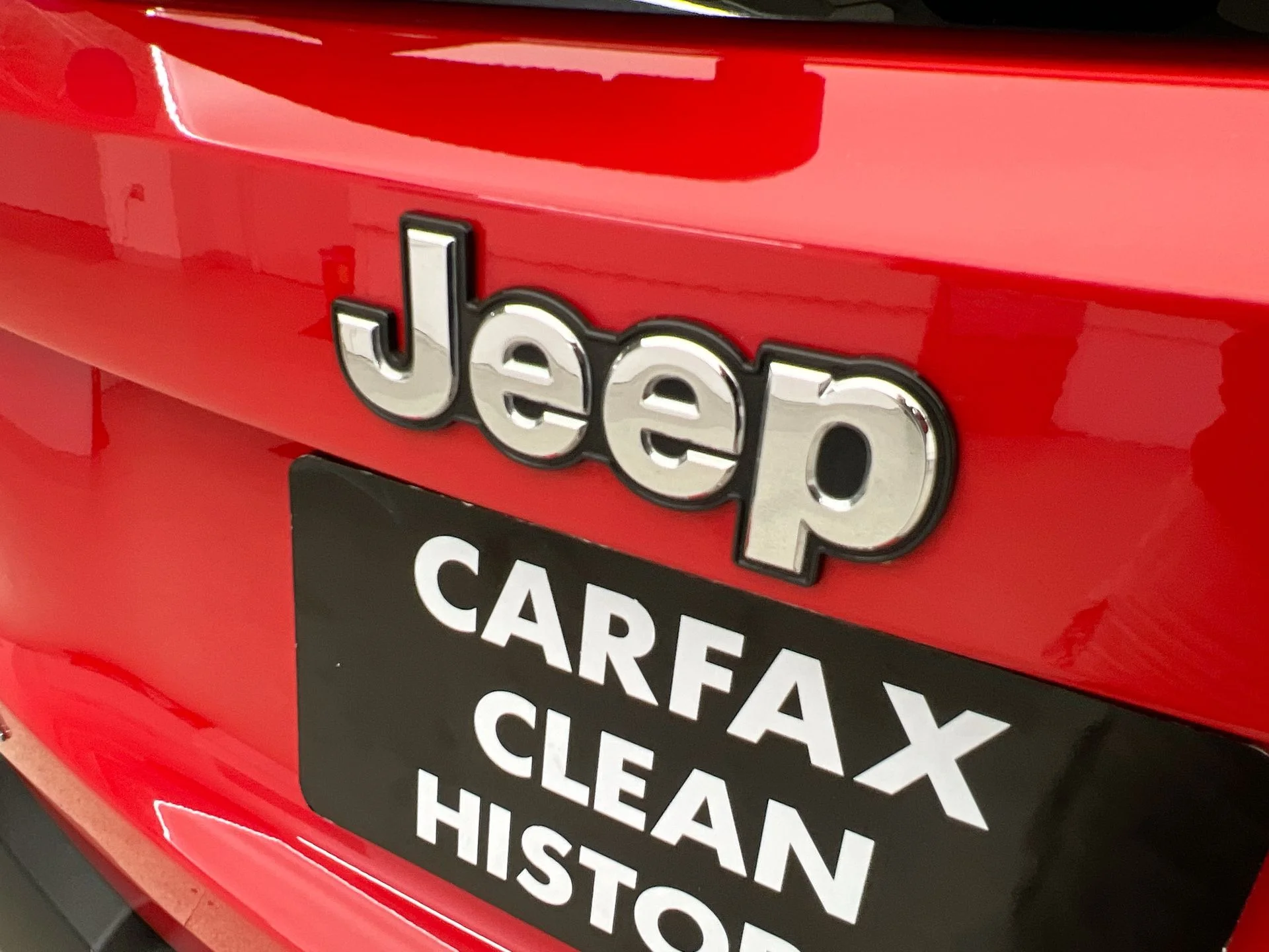 Used 2023 Red Jeep Latitude image 39