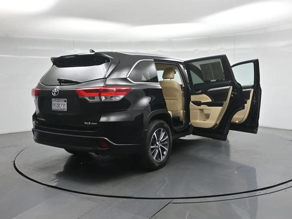 Used 2018 Black Toyota XLE image 5