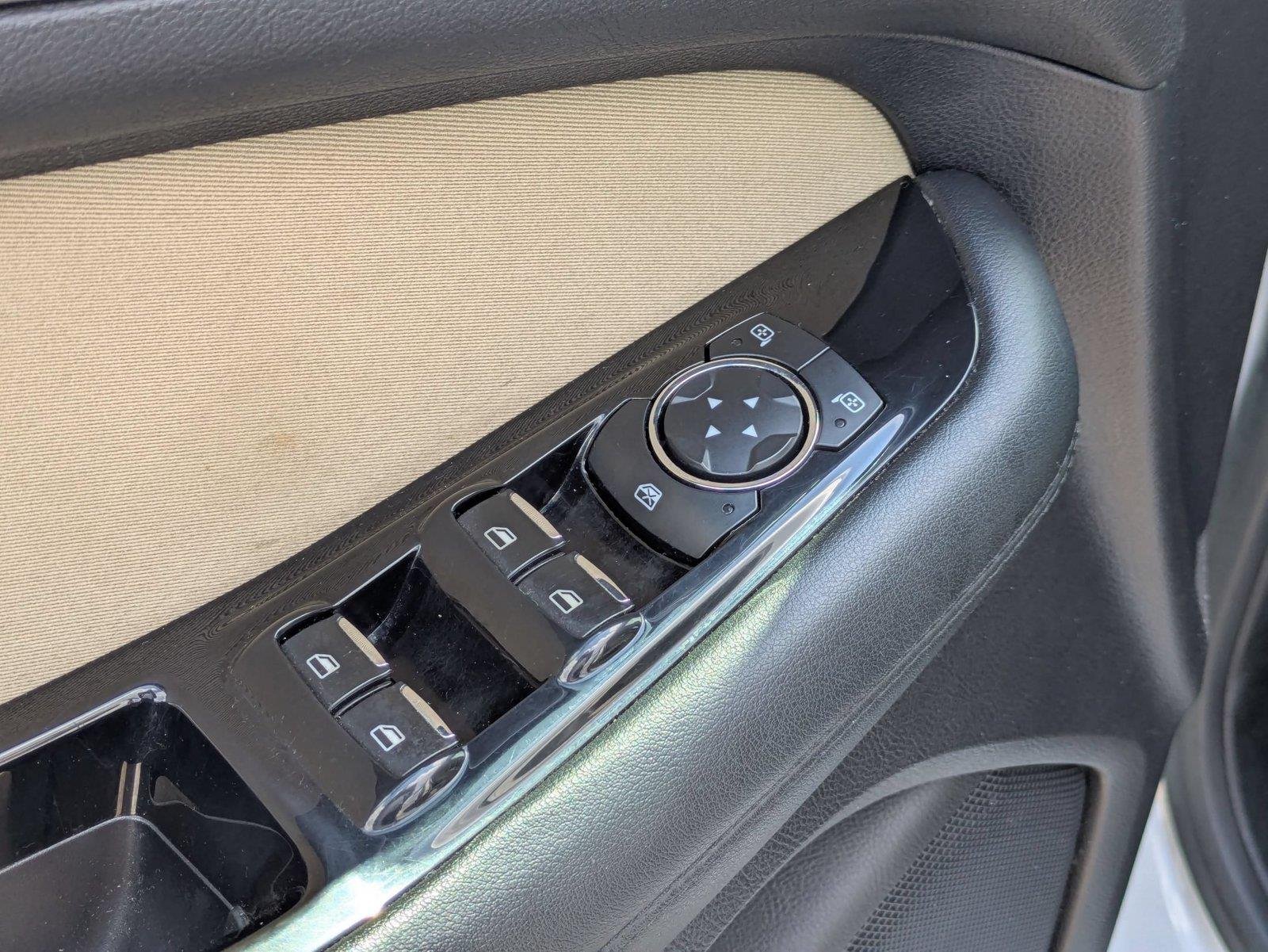 Used 2019  Ford SEL image 12