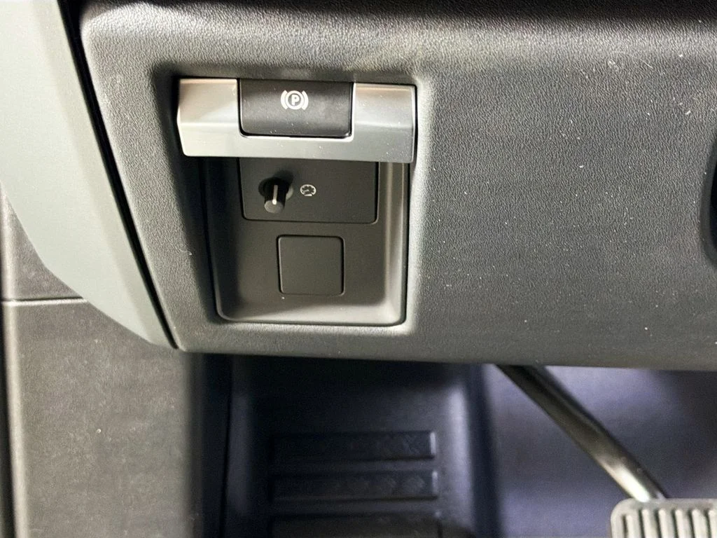 New 2026 Woolstone Green Land Rover X-Dynamic SE image 10