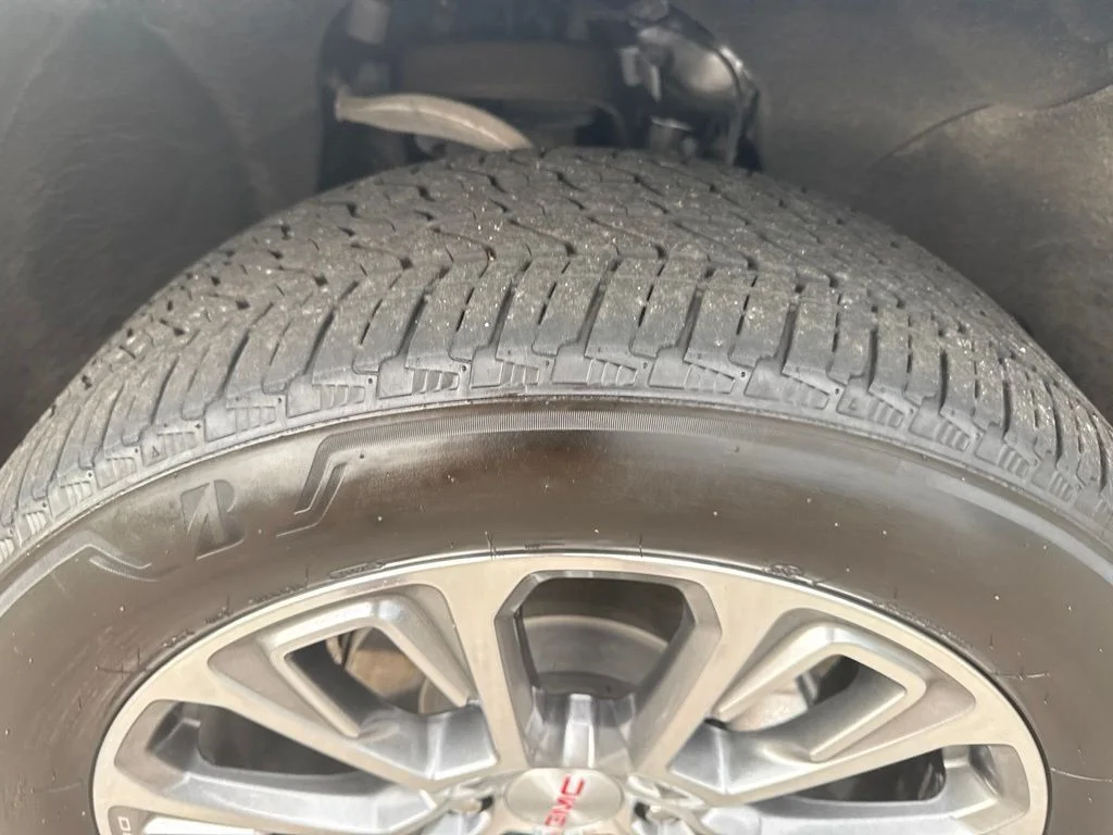 Used 2025 Silver GMC Denali image 43
