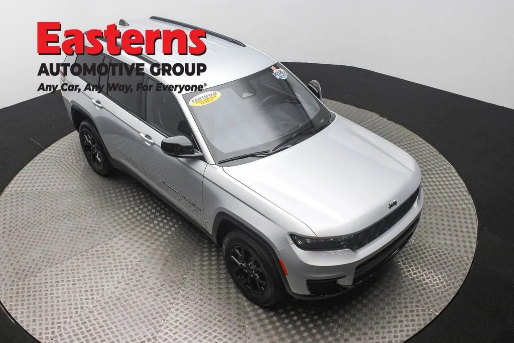 Used 2024 Silver Jeep Altitude image 3