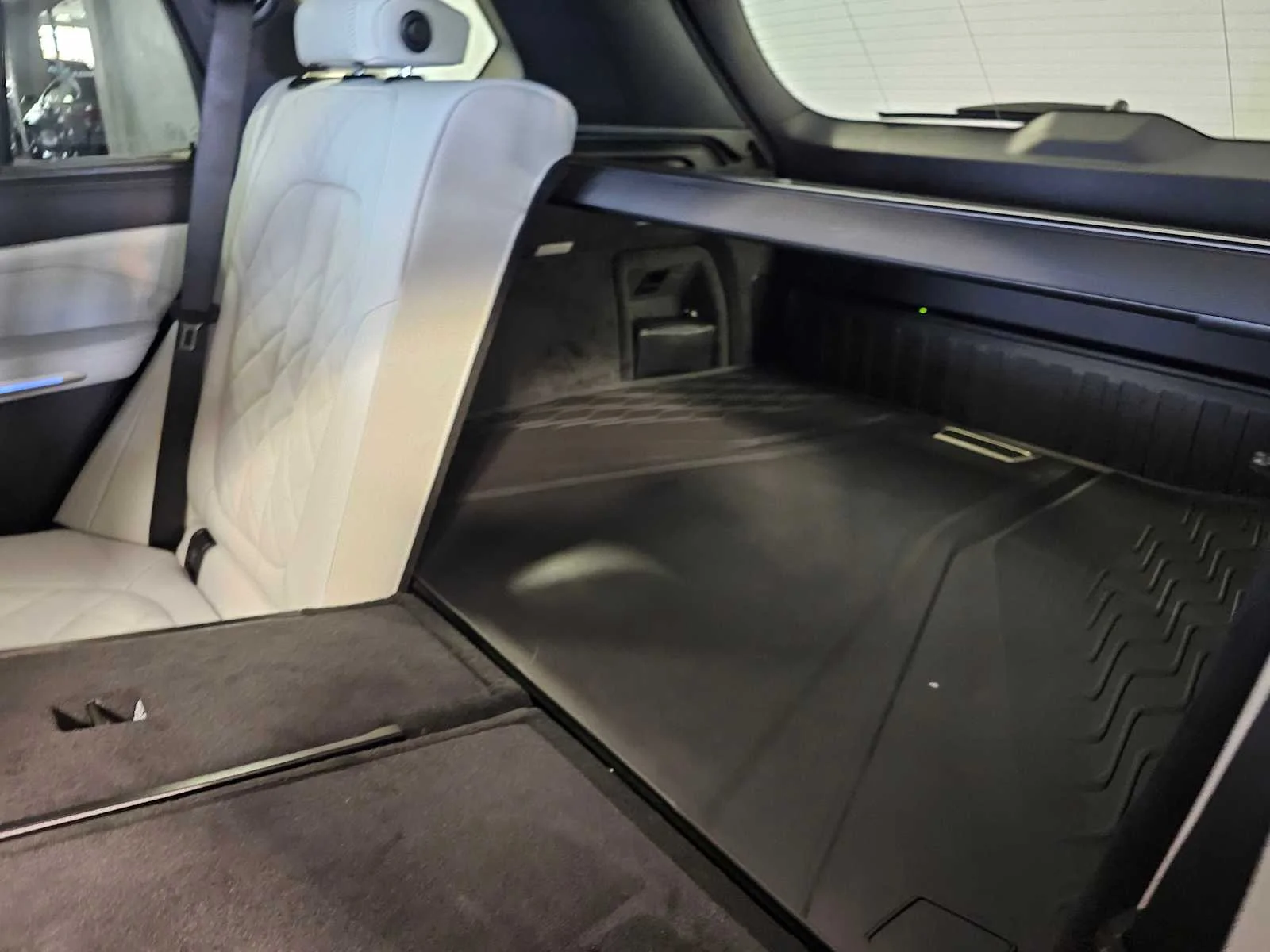 New 2026 Carbon Black Metallic BMW xDrive50e image 36