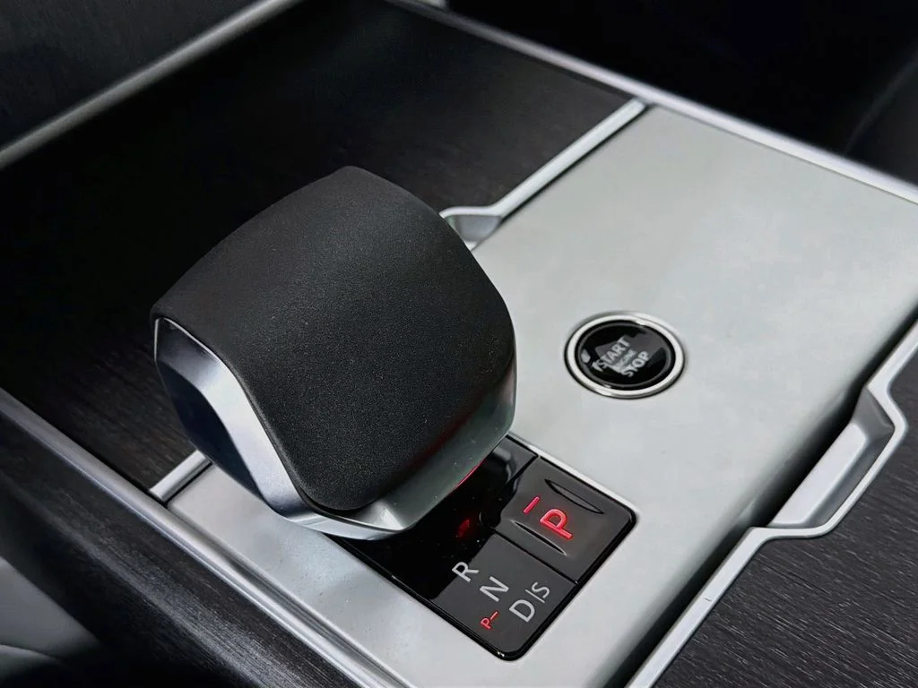 New 2026 Santorini Black Land Rover SE image 17