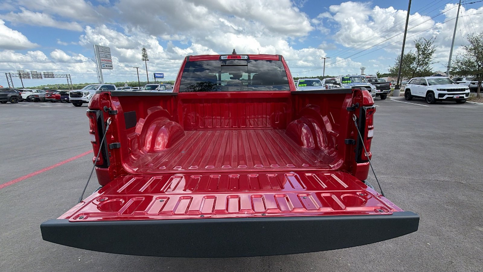New 2026 Molten Red Pearl-Coat Exterior Paint RAM Tradesman image 24