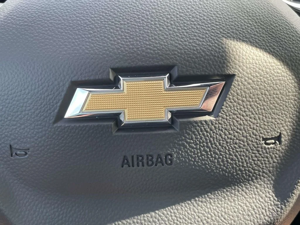 New 2026 Sterling Gray Metallic Chevrolet FWD LT image 31