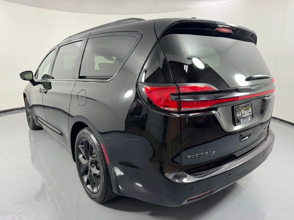 Used 2025 Black Chrysler Limited image 7