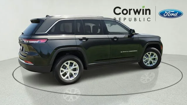 Used 2023 Rocky Mountain Pearlcoat Jeep Limited image 6
