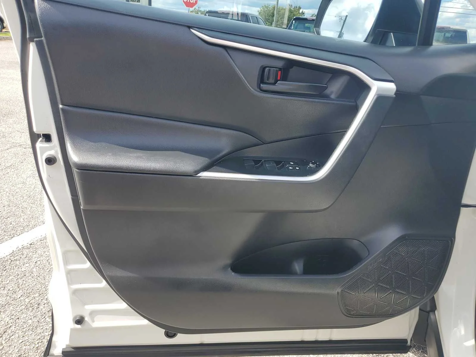 Used 2022 White White Toyota LE image 22