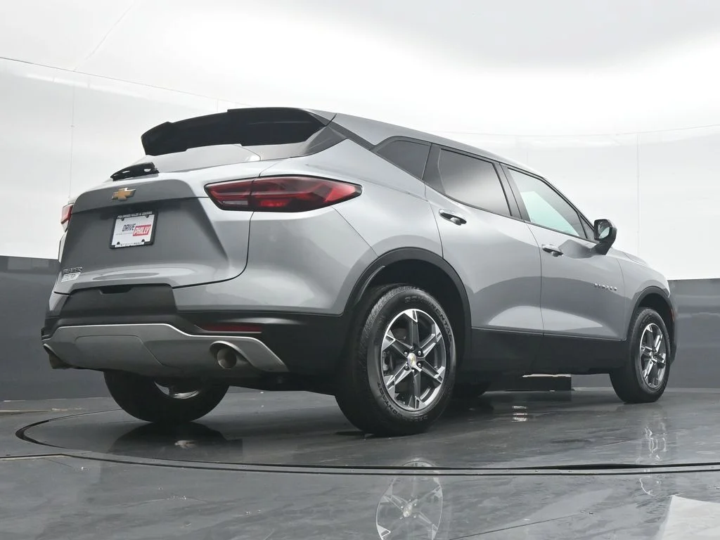Used 2025 Gray Chevrolet LT image 31