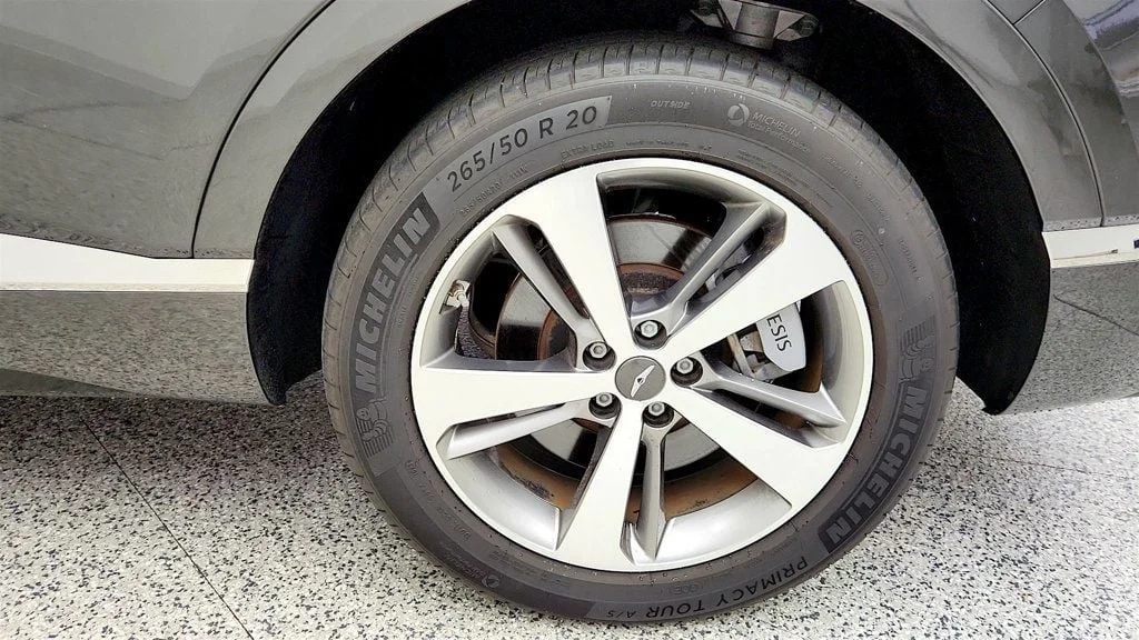 Used 2024 Makalu Gray Genesis 2.5T AWD w/ Advanced Package, Roof Rack & Illuminated Sills image 9