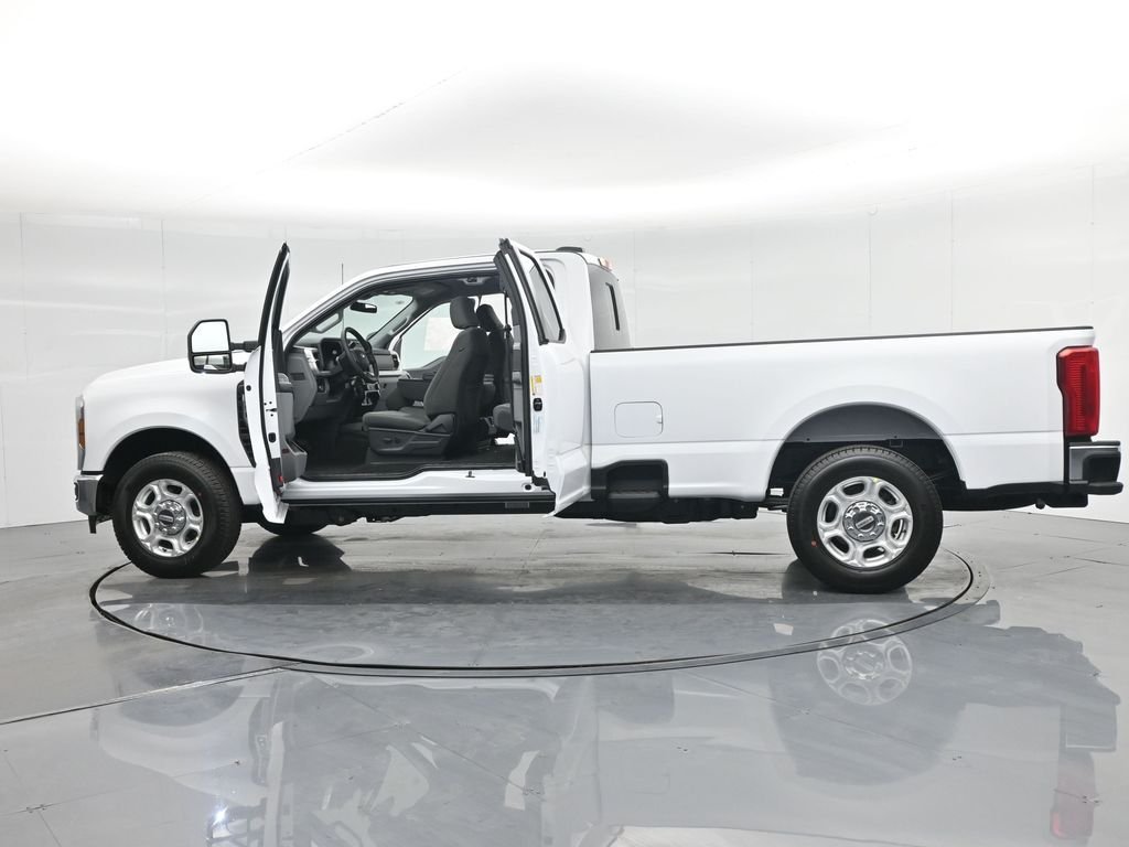 New 2026 Oxford White Ford XLT image 4