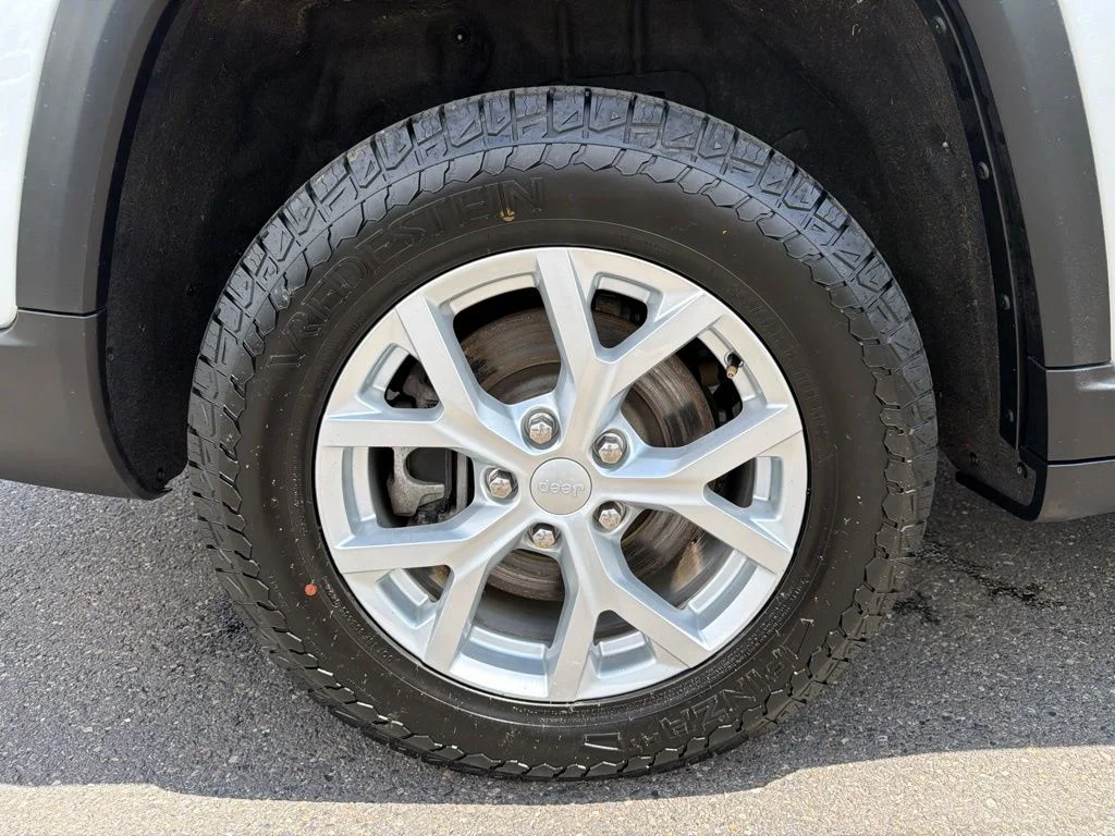 Used 2023 Silver Jeep Limited image 9