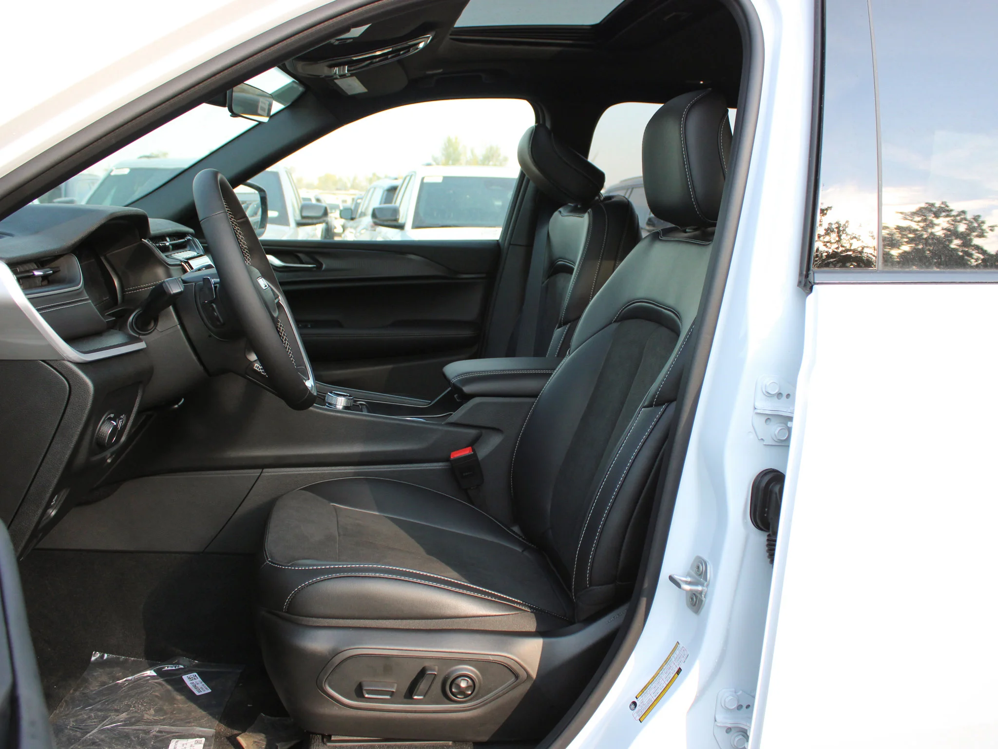 New 2025 White Jeep Altitude* 4x4, Sunroof, Heated Leather, Remote Start image 8