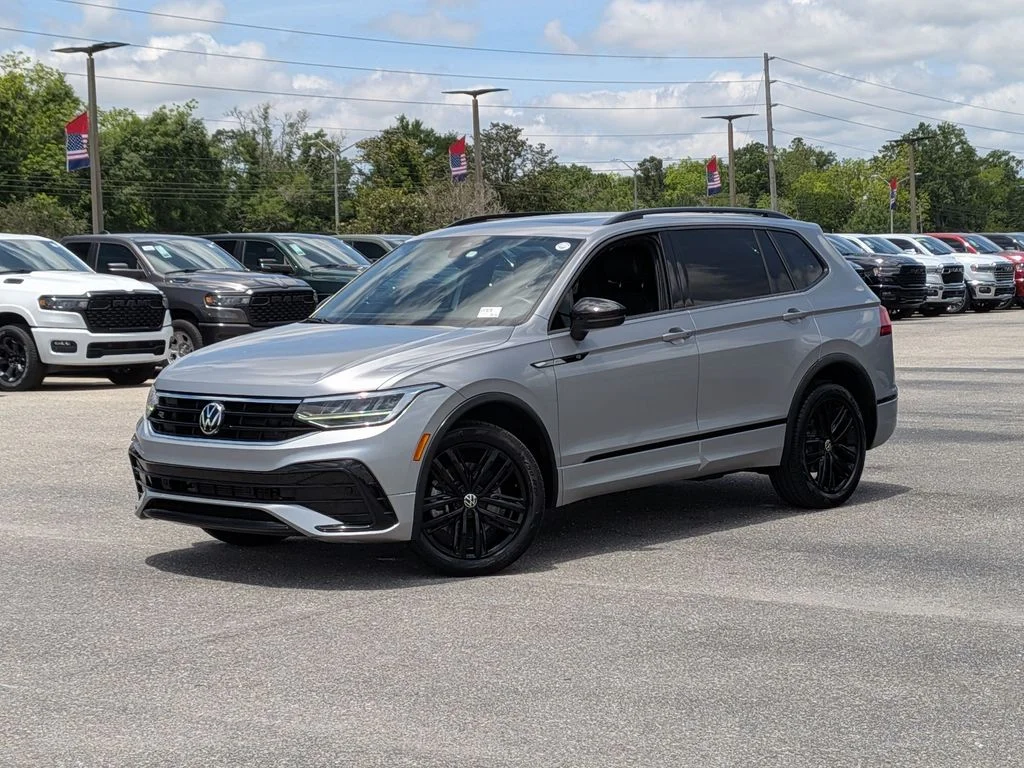 2022 Volkswagen Tiguan 2.0T SE R-Line Black's photo