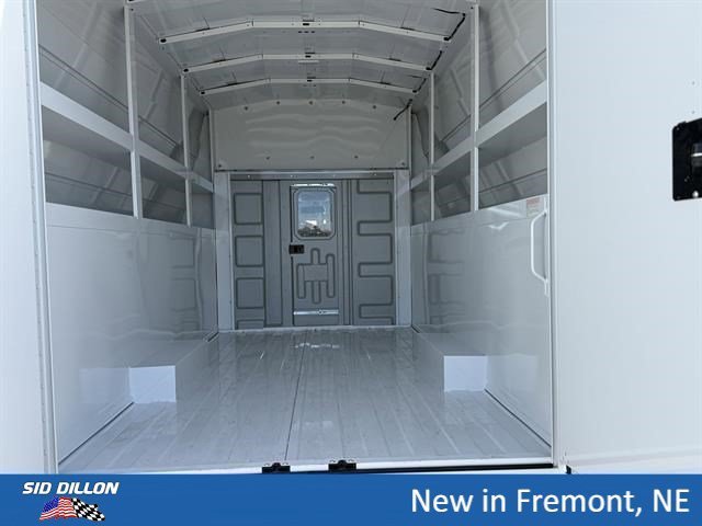 New 2025 Summit White Chevrolet 1WT image 17