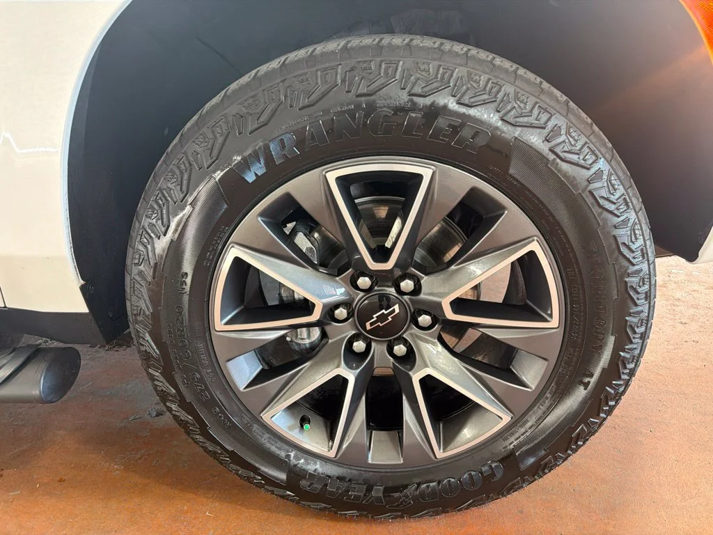 Used 2023 Iridescent Pearl Tricoat Chevrolet Z71 image 11