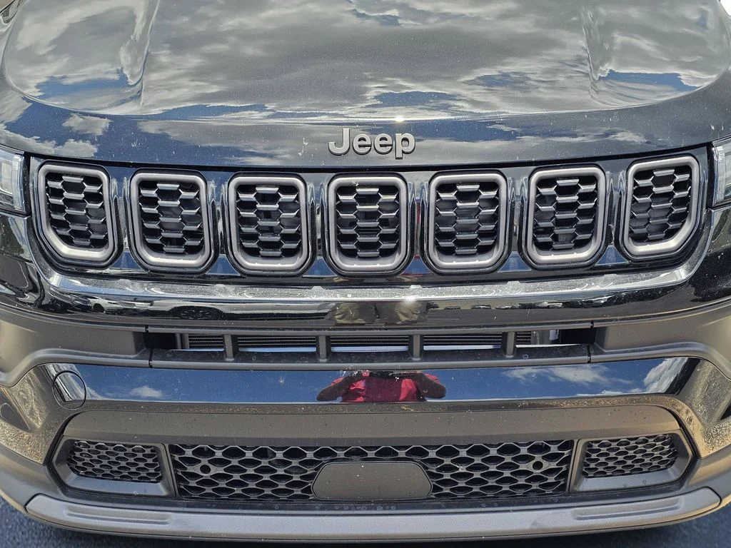New 2026 Diamond Black Crystal Pearl-Coat Exterior Paint Jeep Latitude image 3