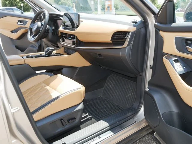 Used 2021 Gold Nissan Platinum image 19