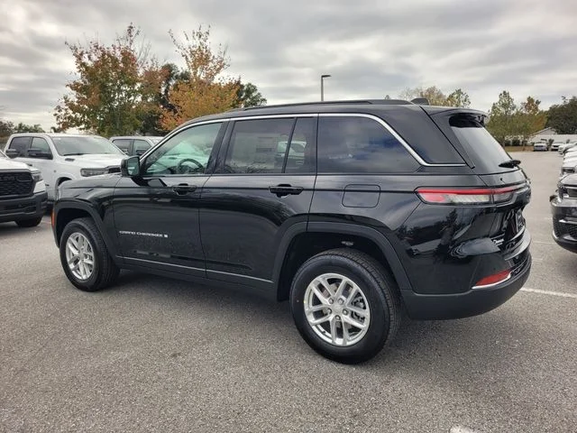 New 2025 Diamond Black Crystal Pearl-Coat Exterior Paint Jeep Laredo X image 9