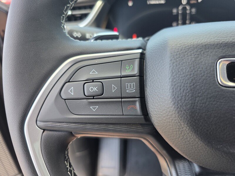 New 2026 Diamond Black Crystal Pearl-Coat Exterior Paint Jeep LAREDO 4X2 image 29
