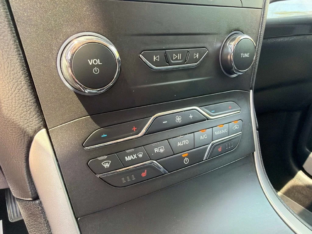 Used 2020 Black Ford SEL image 26