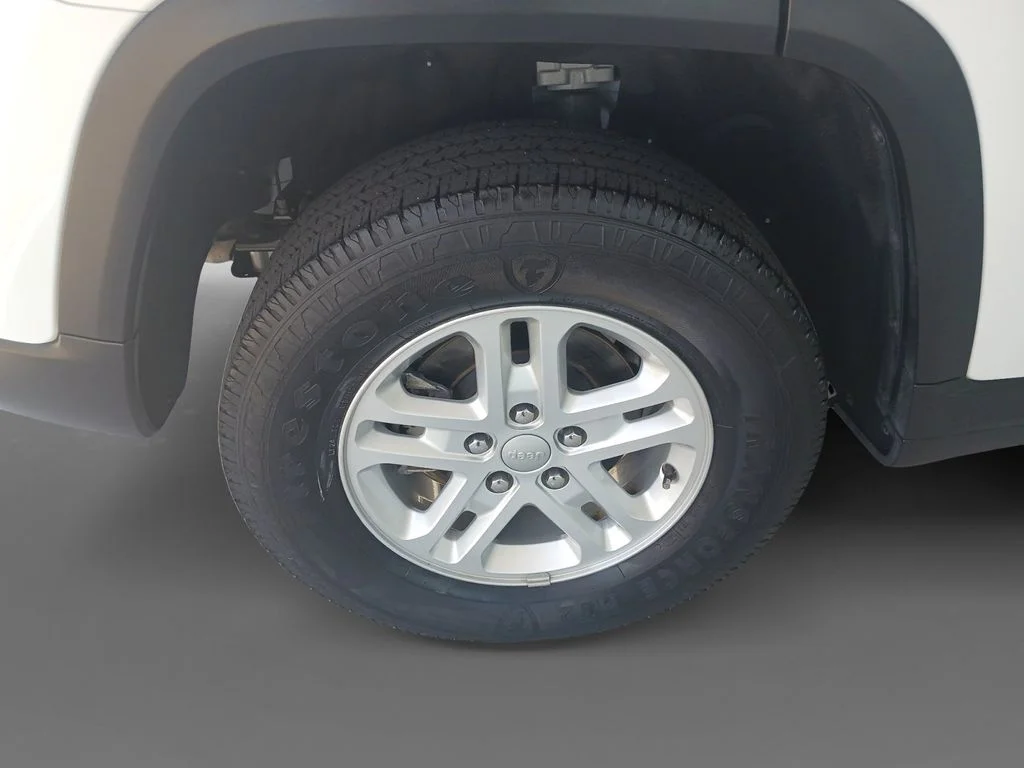 Used 2023 White Jeep Laredo image 10