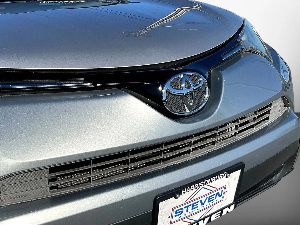Used 2016 Silver Toyota LE image 33
