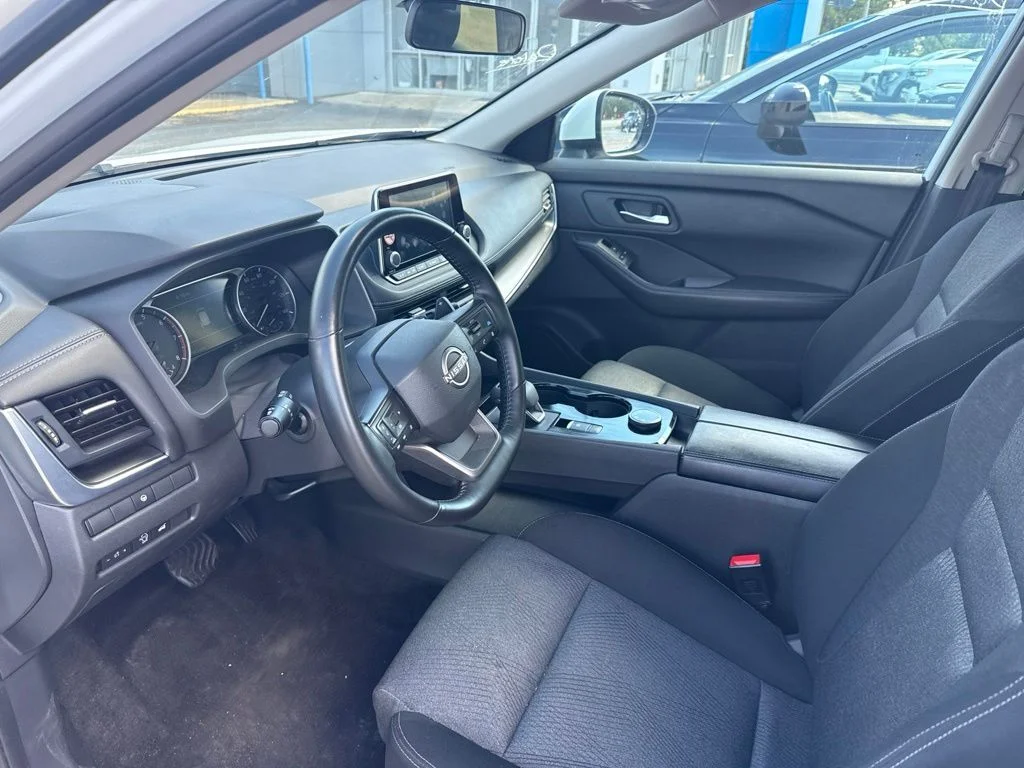 Used 2025 White Pearl Nissan SV image 6