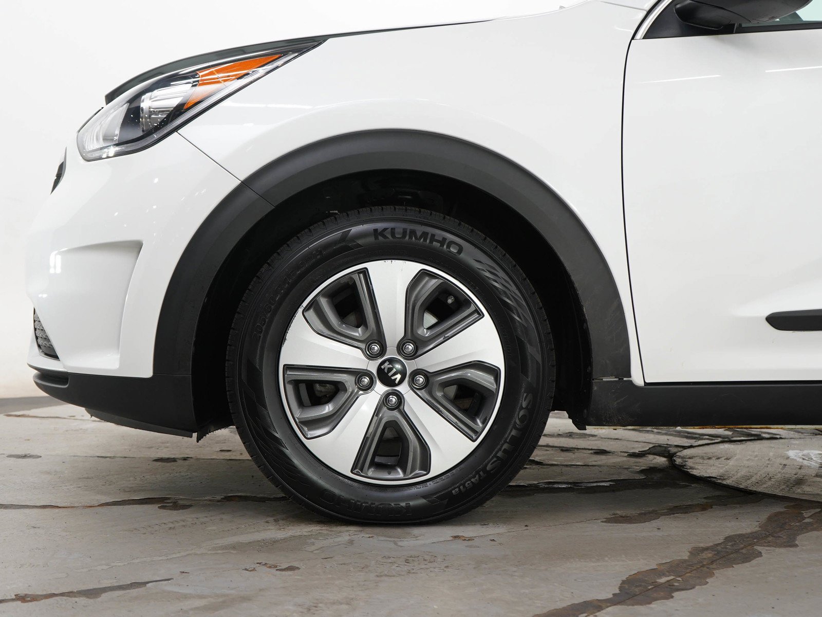 Used 2018 Snow White Pearl Kia LX image 23