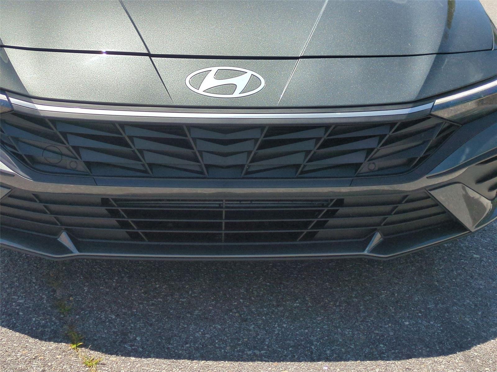 Used 2025 Amazon Gray Hyundai SE image 14