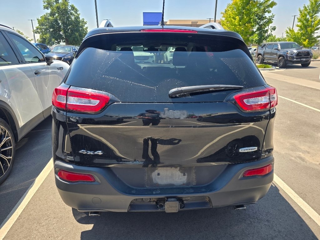 Used 2014 Brilliant Black Crystal Pearlcoat Jeep Latitude image 15
