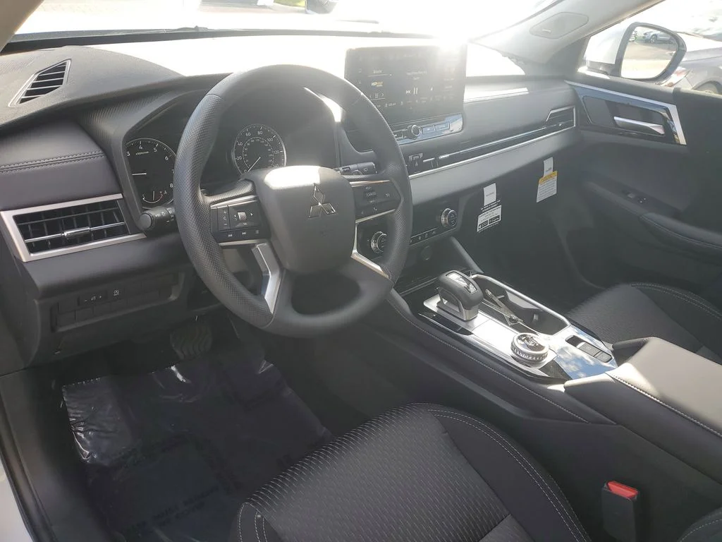 2026 Mitsubishi Outlander ES - Photo 17