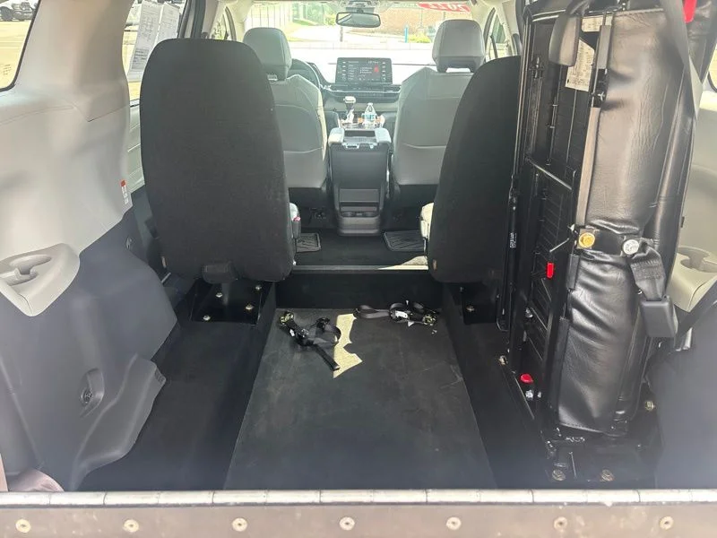 Used 2022 Silver Toyota XLE image 11
