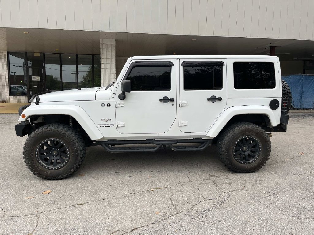 Used 2016 White Jeep Unlimited Sahara image 10