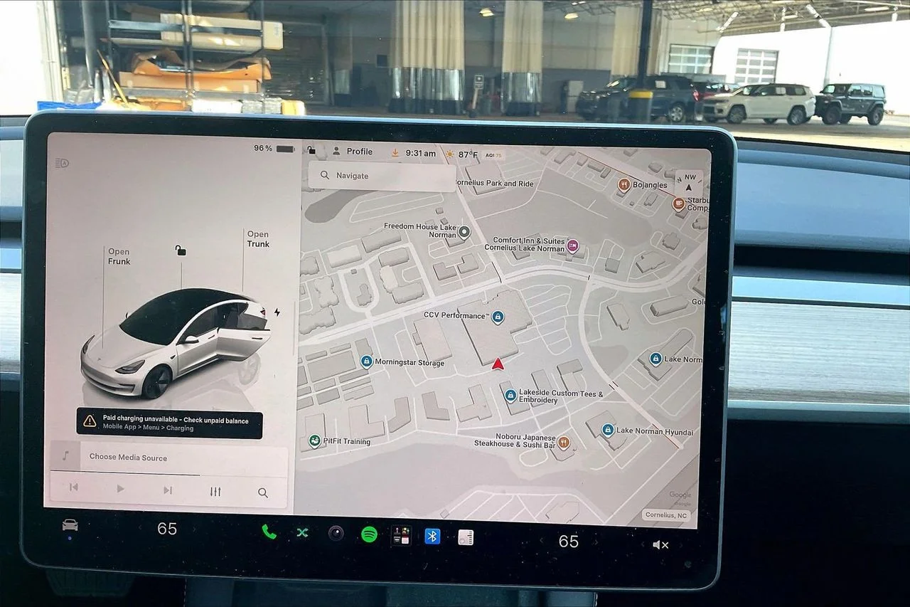 Used 2023  Tesla Base image 14