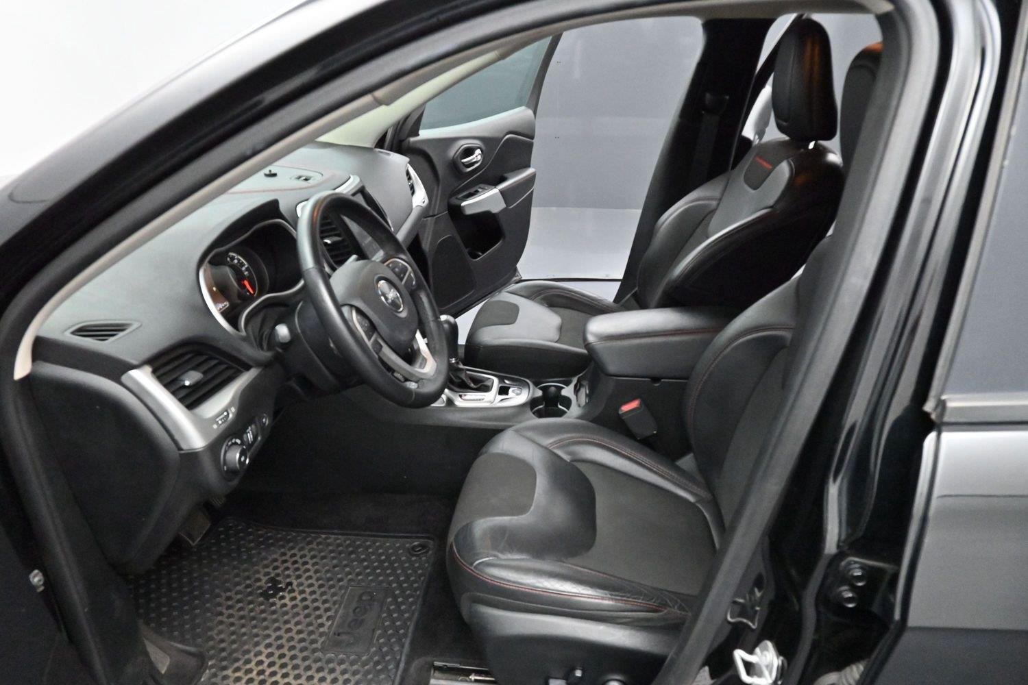 Used 2018 Diamond Black Crystal Pearlcoat Jeep Trailhawk image 11