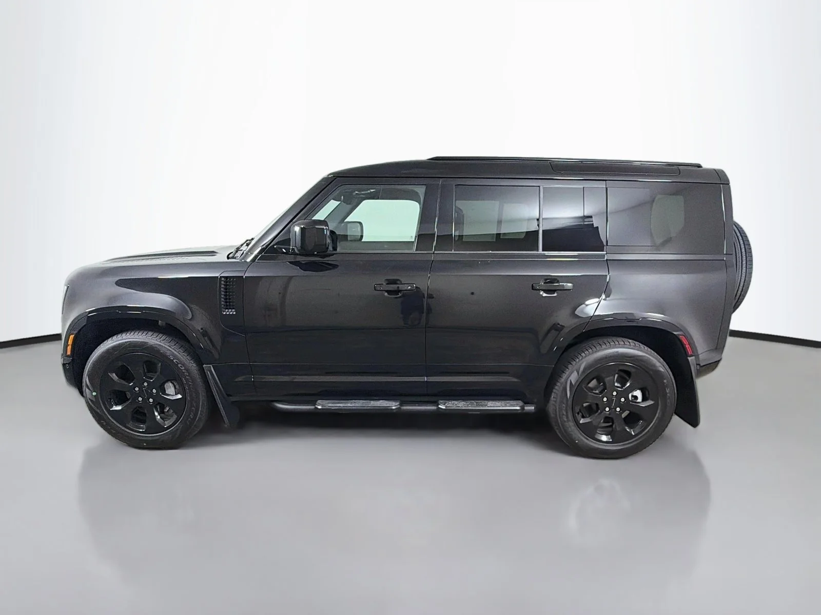 New 2026 Santorini Black Land Rover X-Dynamic SE image 2