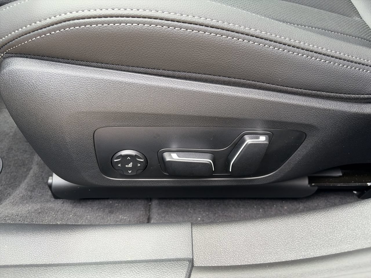 Used 2026 Jet Black BMW xDrive40 image 15
