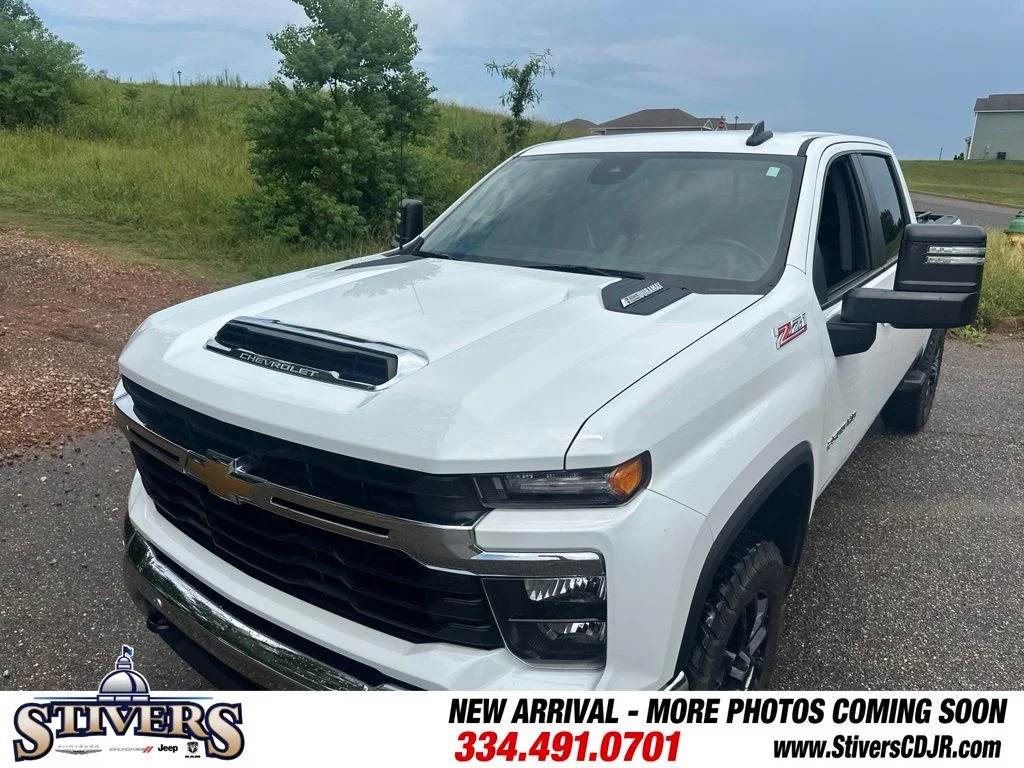 Used 2025 White Chevrolet LT image 4