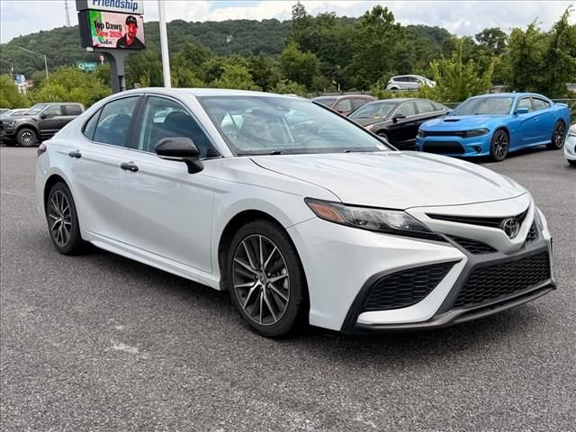 Used 2023 White Toyota SE image 16