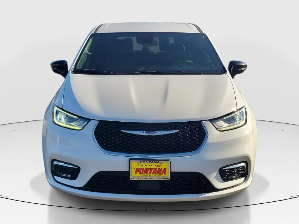 Used 2025 White Chrysler Select image 9