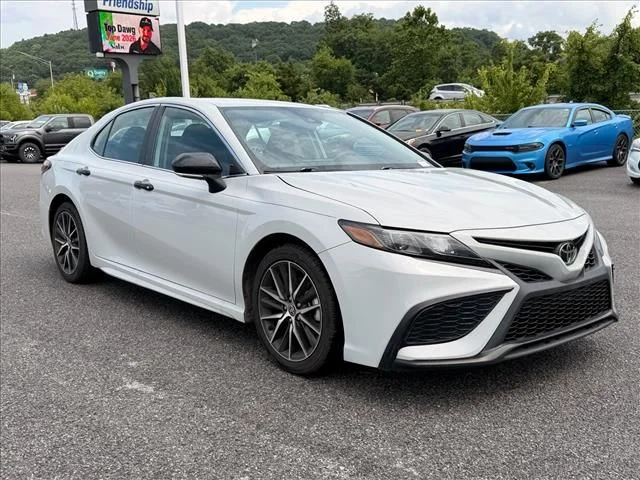 Used 2023 White Toyota SE image 16