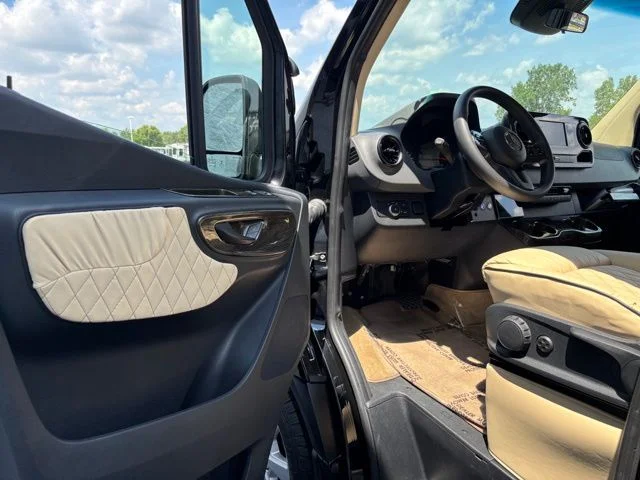 Used 2021 Black Mercedes-Benz Discovery Cross Country image 20
