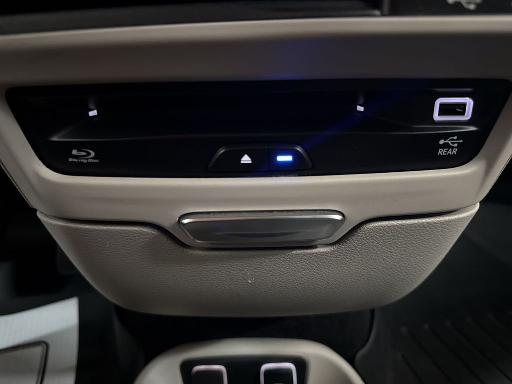 Used 2018 Bright White Clearcoat Chrysler Limited image 31