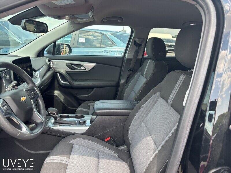 Used 2023 BLACK Chevrolet LT image 3