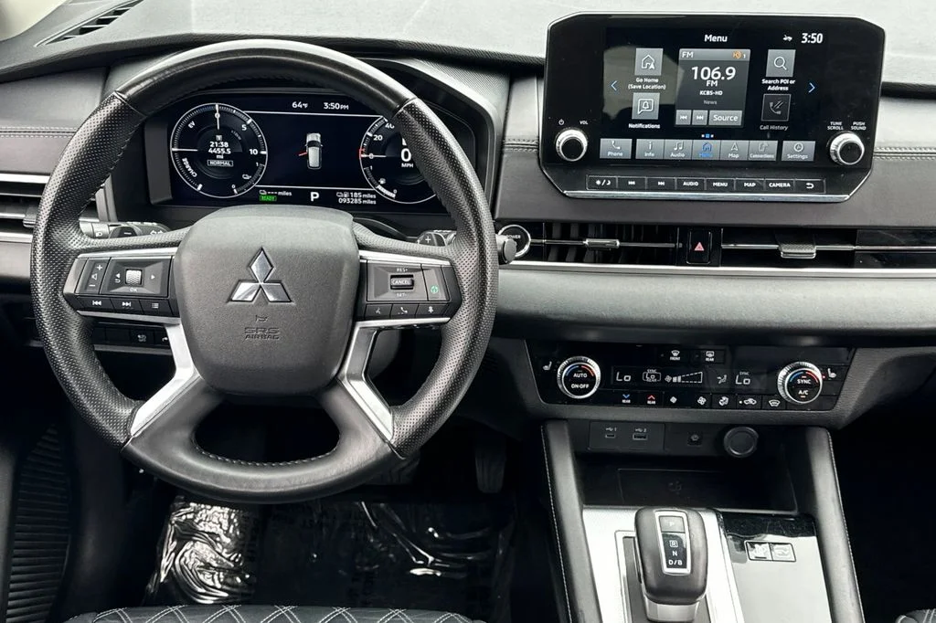 Used 2023  Mitsubishi SEL image 14