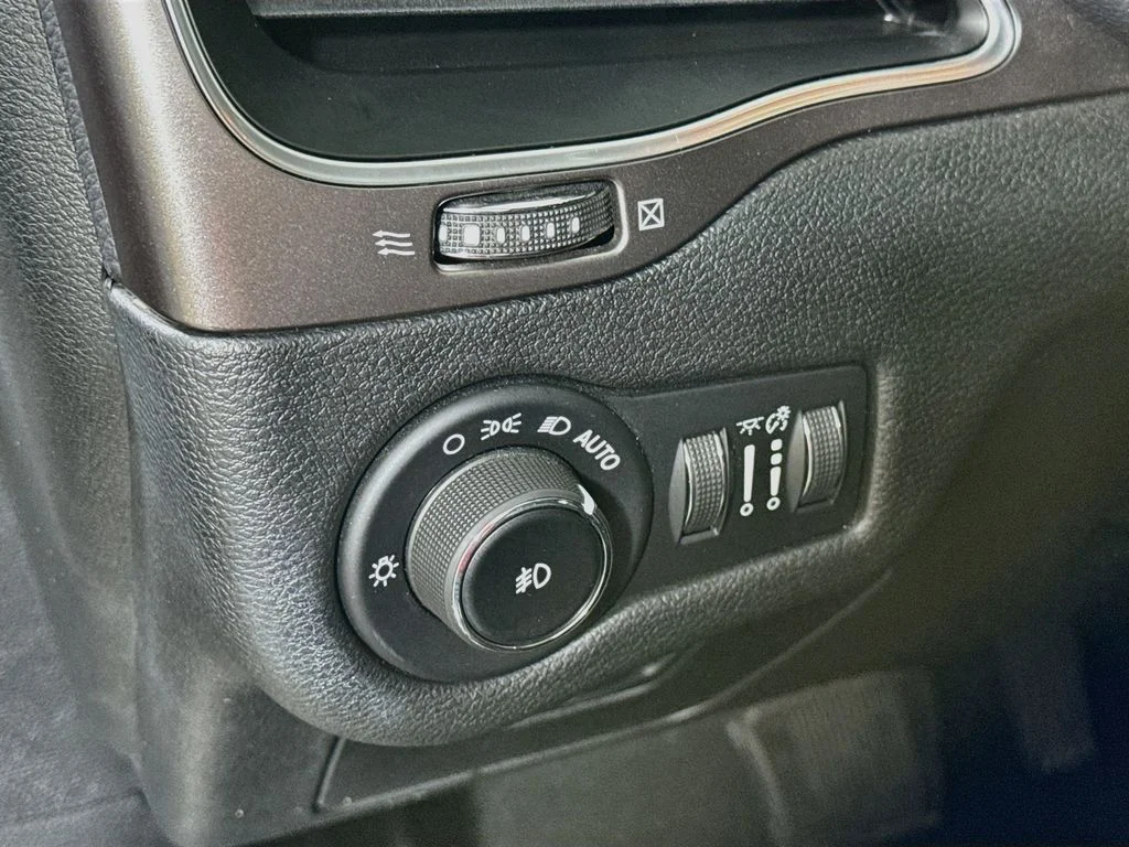 Used 2019 Green Jeep Latitude Plus image 10